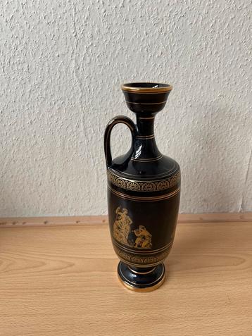 Zwarte Vaas met Gouden Details beschikbaar voor biedingen