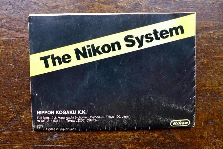 The Nikon System overzichtsfolder uit 1982, Boeken, Catalogussen en Folders, Gelezen, Folder, Ophalen of Verzenden