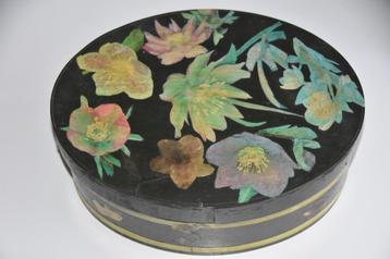 Grote brocante houten doos met bloemen beschikbaar voor biedingen