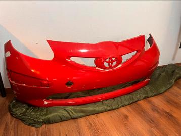 Toyota Aygo Voorbumper Rood beschikbaar voor biedingen