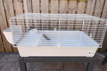 Mooie Z.G.A.N. kooi met huisje,voerbak en hooiruif (L.95 cm) beschikbaar voor biedingen