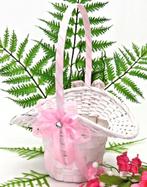Mooie witte rieten bloemenmandje met licht roze versiering., Ophalen of Verzenden, Nieuw, Feestartikel, Geboorte of Huwelijk