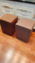 2 verschillende bruine hockers lbh 40x40x50, Huis en Inrichting, Slaapkamer | Nachtkastjes, Ophalen, Zo goed als nieuw, Hout