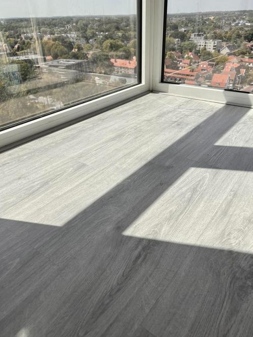 GRATIS - grijze klik laminaatvloer +- 70m2 | zelf uit halen, Huis en Inrichting, Stoffering | Vloerbedekking, Gebruikt, Laminaat
