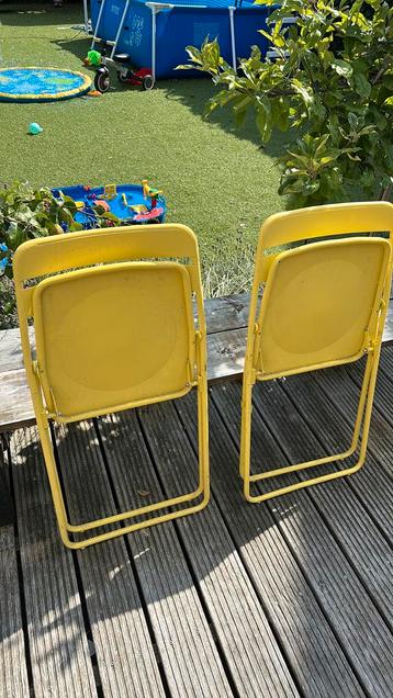 Twee gele klapstoeltjes beschikbaar voor biedingen