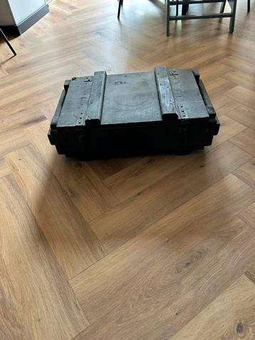 Decoratieve legerkist beschikbaar voor biedingen