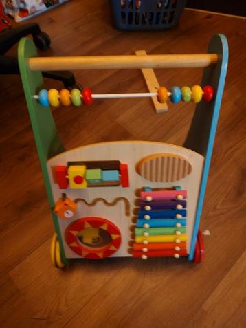 Houten loopwagentje beschikbaar voor biedingen