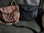 2 Nieuwe leren tassen met kaartje eraan!, Sieraden, Tassen en Uiterlijk, Ophalen of Verzenden, Nieuw, Zwart, Schoudertasje