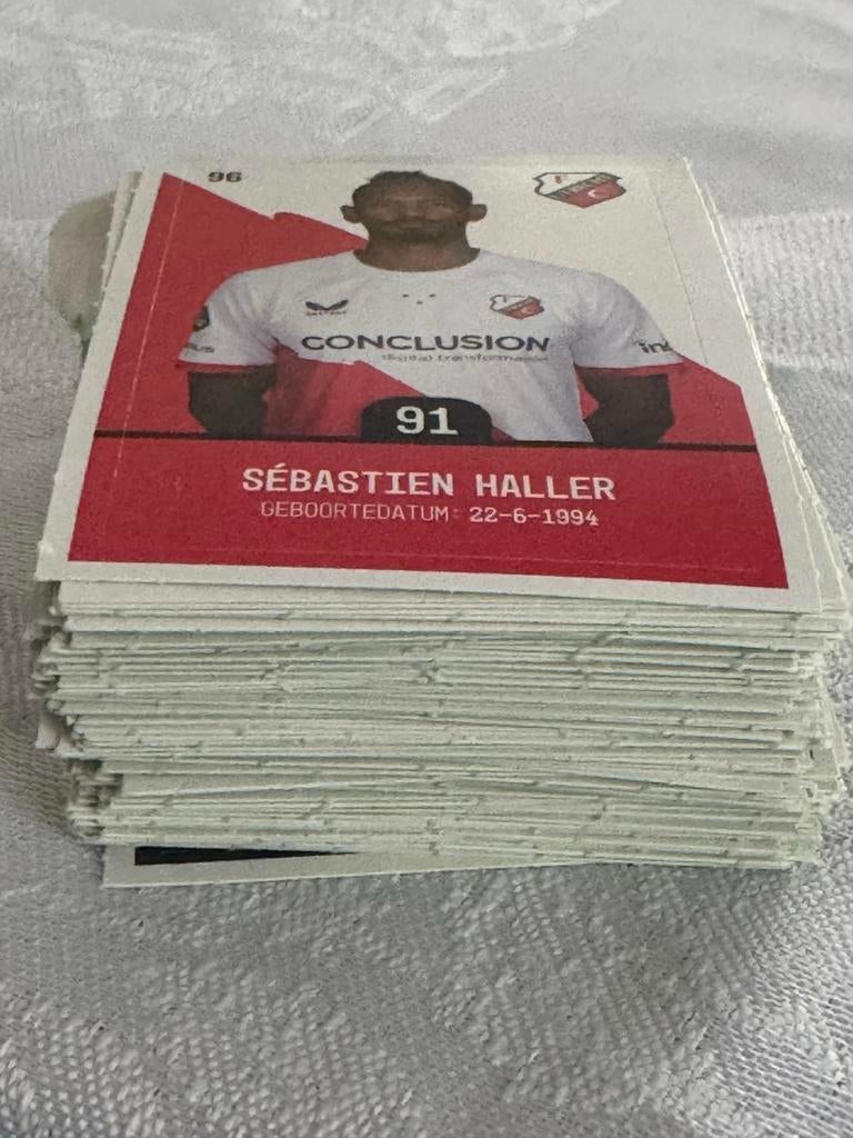 Voetbalplaatjes Plus ruim 100 plaatjes) en 2 lege boeken, Ophalen of Verzenden, Winkel, Super of Benzinepomp, Voorwerp of Figuurtje