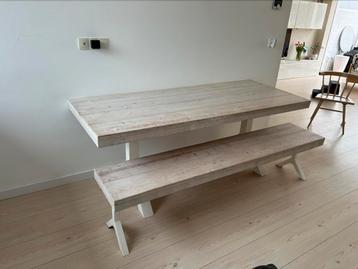 Stijgerhouten eettafel met bank. Witte stalen poten beschikbaar voor biedingen