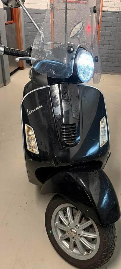 Vespa gts 300, Fietsen en Brommers, Brommers | Vespa, Gebruikt, Ophalen of Verzenden