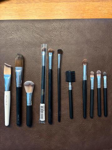 Make-up kwastjes beschikbaar voor biedingen