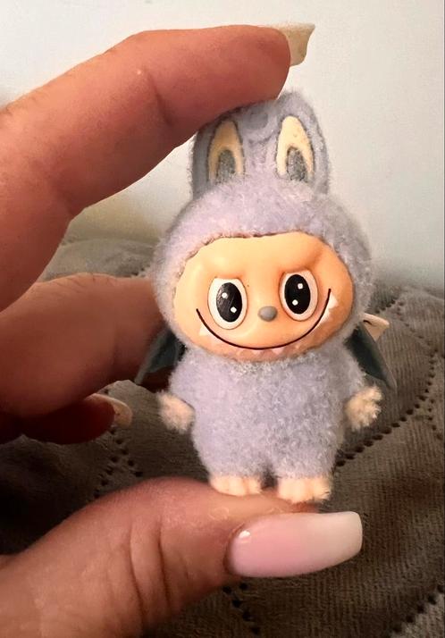 Labubu  miniatuur Zimomo popje hanger bijna gratis, Verzamelen, Poppetjes en Figuurtjes, Zo goed als nieuw, Ophalen