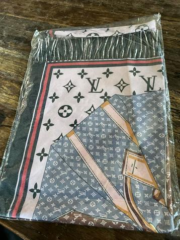 ** heerlijk warme louisssss vuittonnnn sjaals ** beschikbaar voor biedingen