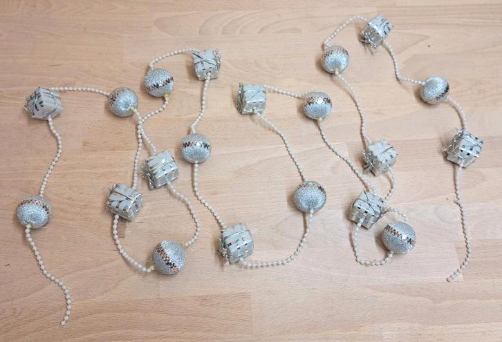 Kerstslinger met ballen en cadeaus, Diversen, Kerst, Gebruikt, Ophalen of Verzenden