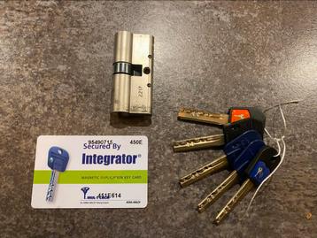 Mul-T-Lock Cilinder 35-30 mm met 5 Sleutels beschikbaar voor biedingen