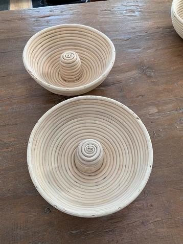 Twee rijsmandjes voor brood / kransbrood beschikbaar voor biedingen
