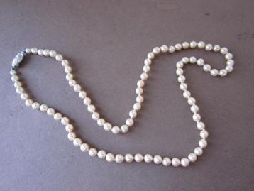 Mooie halsketting - witte parels - slotje met strass beschikbaar voor biedingen