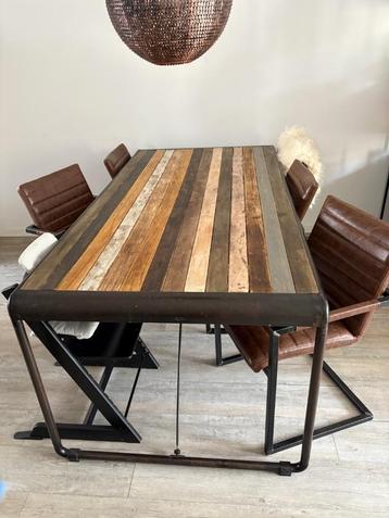 Slanke industriële eettafel beschikbaar voor biedingen