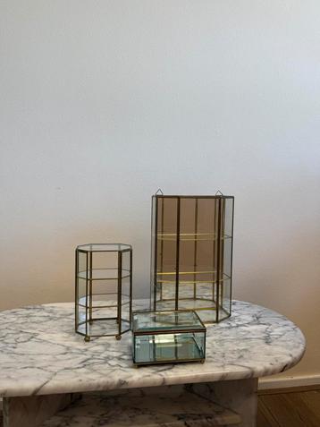 Vintage messing vitrinekastjes pronkkastjes goud antiek glas beschikbaar voor biedingen
