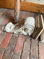 Twee sierlijke ornamenten / consoles, Doe-het-zelf en Verbouw, Steigers, Ophalen of Verzenden, Gebruikt, Overige typen, Minder dan 2 meter