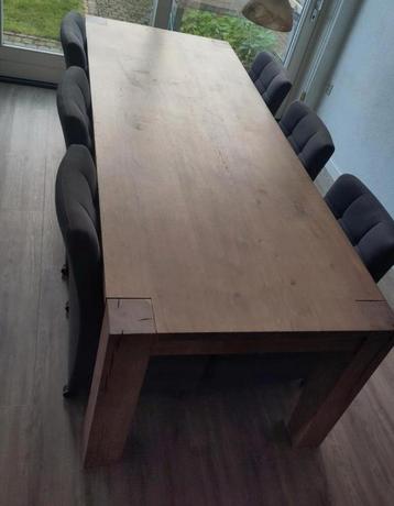 Massief eikenhouten tafel beschikbaar voor biedingen