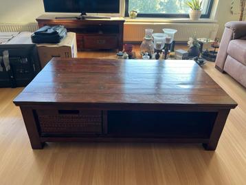 Elegante salontafel met klassieke uitstraling beschikbaar voor biedingen
