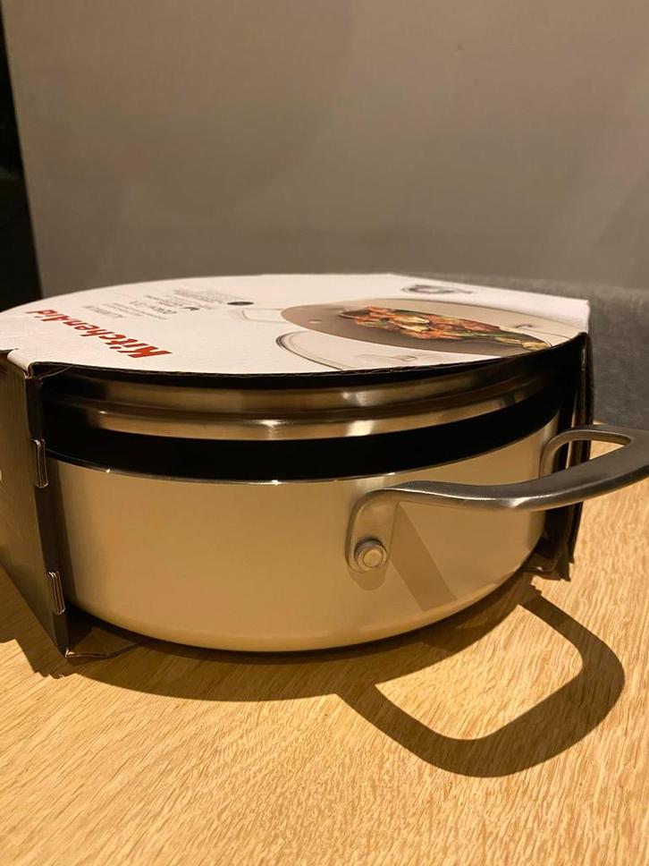 Kitchenaid Aluminium Stoofpan met Glazen Deksel Almond cream, Huis en Inrichting, Keuken | Potten en Pannen, Zo goed als nieuw