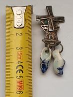 Broche windmolen met schoentjes porselein? zilver?, Ophalen of Verzenden, Gebruikt, Zilver, Zilver
