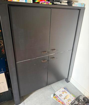 Kast beschikbaar voor biedingen