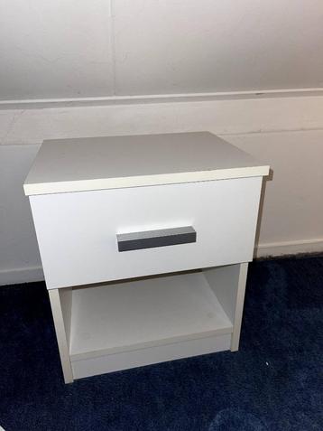 Witte nachtkastje van IKEA – Goedkoop!  beschikbaar voor biedingen