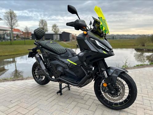 HONDA X-ADV 750 NEON GREEN 2023 AKRAPOVIC CUSTOM 336 KM ZGAN, Motoren, Motoren | Honda, Particulier, Scooter, meer dan 35 kW, 2 cilinders