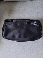 Zwarte clutch met kort hengsel, van stof., Sieraden, Tassen en Uiterlijk, Toilettassen, Ophalen of Verzenden, Zwart, Dame
