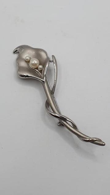 Mooie bloem broche beschikbaar voor biedingen