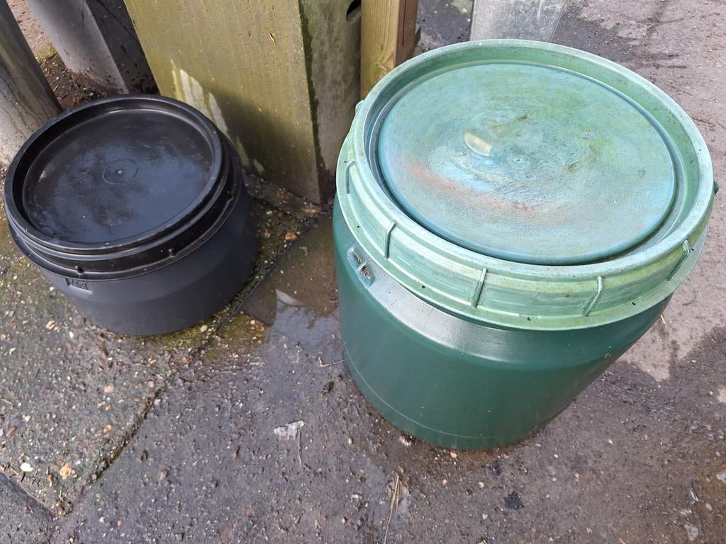 2 Voertonnen: Groot Groen & Klein Zwart, Dieren en Toebehoren, Dierenvoeding, Ophalen of Verzenden