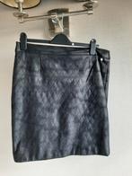 Emma zwarte lederlook rok college style, Zwart, Ophalen of Verzenden, Zo goed als nieuw, Knielengte