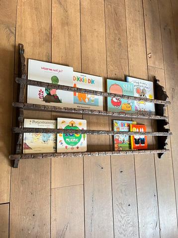 Groot antiek rek/ boekenrek/ wandplank/ bordenrek beschikbaar voor biedingen