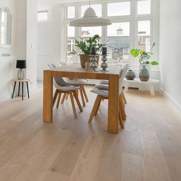 Een interieur dat gezien mag worden met onze EIKEN VLOEREN beschikbaar voor biedingen