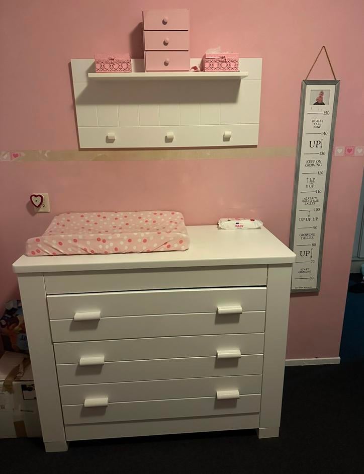 Nette witte commode met bijpassende wandplank, Kinderen en Baby's, Kinderkamer | Complete kinderkamers, Ophalen, Gebruikt, Jongetje of Meisje