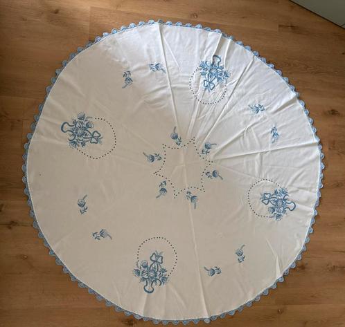 EEN PRACHTIG HANDGEBORDUURD TAFELKLEED Ø 148, Huis en Inrichting, Tafelkleden, Zo goed als nieuw, Rond, Ophalen of Verzenden