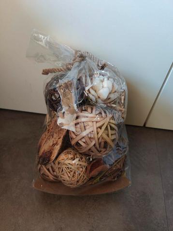 Decoratieve ballen en gedroogde bloemen beschikbaar voor biedingen
