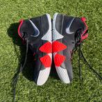 Nike Kyrie 4 Black/University Red – Maat 45.5, Sport en Fitness, Basketbal, Ophalen, Zo goed als nieuw, Schoenen