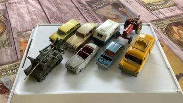 Acht Dinky Toys modellen voor restauratie of onderdelen beschikbaar voor biedingen