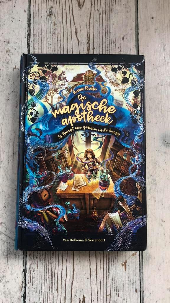 Anna Ruhe - Er hangt een geheim in de lucht, Boeken, Kinderboeken | Jeugd | 10 tot 12 jaar, Zo goed als nieuw, Ophalen of Verzenden