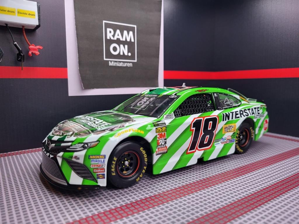 1/24 #18 Kyle Busch Interstate Batteries 2018, Hobby en Vrije tijd, Modelauto's | 1:24, Ophalen of Verzenden, Zo goed als nieuw