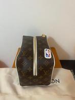 Louis Vuitton x NBA Cloakroom Dopp Kit Monogram, Sieraden, Tassen en Uiterlijk, Toilettassen, Ophalen of Verzenden, Nieuw