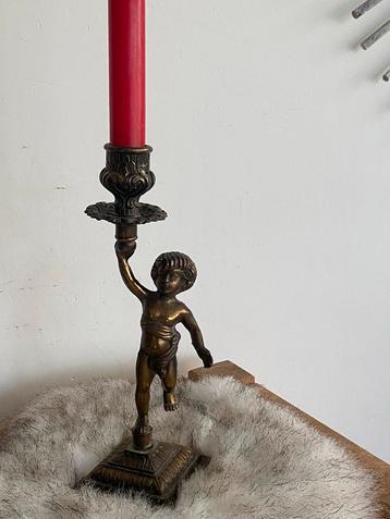 Antiek Bronzen kandelaar met putto beschikbaar voor biedingen