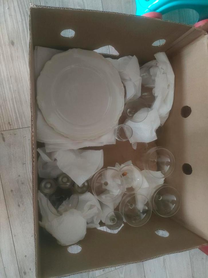 Serviesgoed Mix - Borden, Glazen, etc. GRATIS, Huis en Inrichting, Keuken | Servies, Gebruikt, Bord(en), Effen, Glas, Ophalen