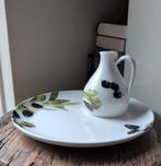 Serveerschaal met schenkkannetje voor olijfolie, Huis en Inrichting, Keuken | Servies, Ophalen of Verzenden, Overige stijlen, Porselein