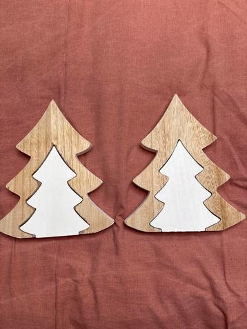 Houten dennenbomen beschikbaar voor biedingen